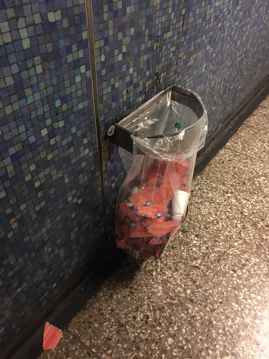 EmilioCorMoreno's tweet photo. Afuera de Los Héroes hay un tipo entregado volantes del r3ch4zo, pero el basurero dentro del metro es bien elocuente en decir la recepción que estos han tenido https://t.co/2gmhsLCpNi