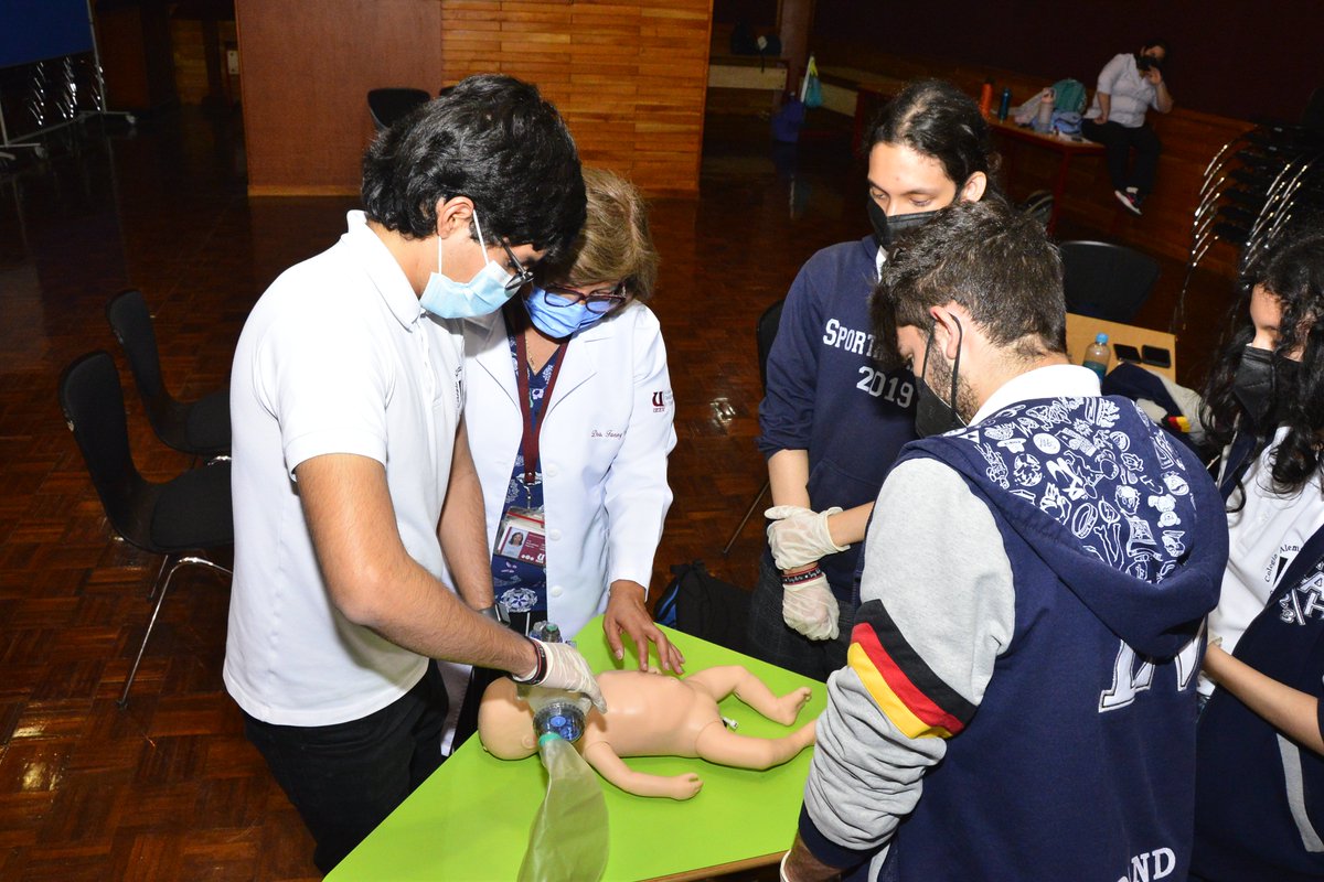uees_ec's tweet photo. Nuestra clínica de simulación #SIMUEES realizó un taller de RCP en el Colegio Alemán Humboldt de #Guayaquil. 🏥🩺 https://t.co/SEUvRePNyI
