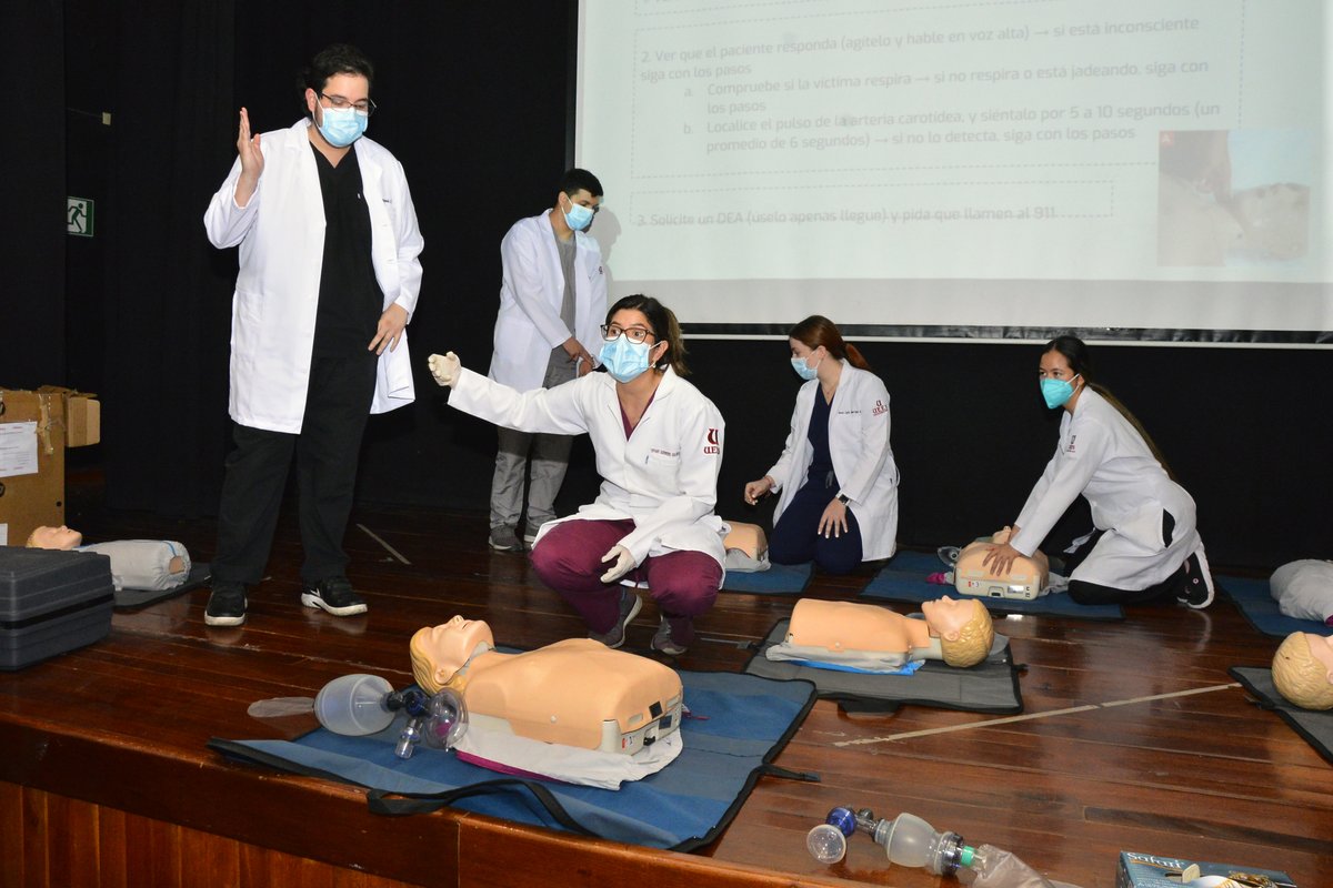 uees_ec's tweet photo. Nuestra clínica de simulación #SIMUEES realizó un taller de RCP en el Colegio Alemán Humboldt de #Guayaquil. 🏥🩺 https://t.co/SEUvRePNyI