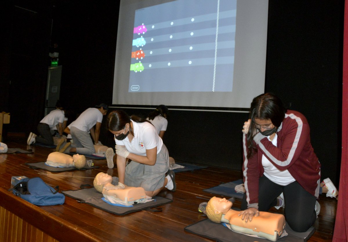 uees_ec's tweet photo. Nuestra clínica de simulación #SIMUEES realizó un taller de RCP en el Colegio Alemán Humboldt de #Guayaquil. 🏥🩺 https://t.co/SEUvRePNyI