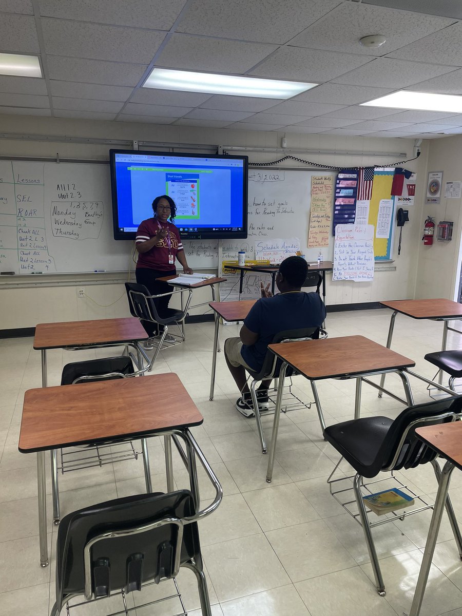 MrsLaura_Khan's tweet photo. Mrs. Robinson @LewisMS_AISD is working on Finger Stretching with her student to break up words into individual phonemes. She’s setting a strong foundation with her students before they really get into HDWord. @jmbclark3 @kimjenty @ReallyGreatRead https://t.co/LnKH7tWtqi