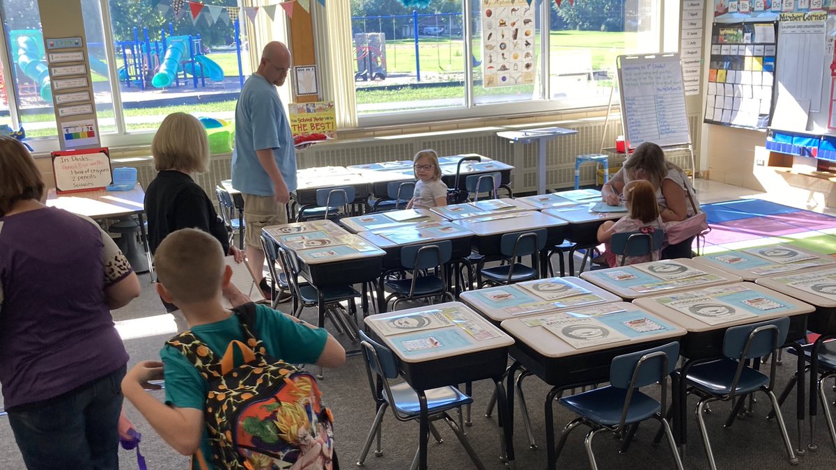 tspayton's tweet photo. It’s open house time at Mississippi Elementary and there is excitement in the air ❤️🦦🖤 @AHSchools https://t.co/XeWYIxAhob