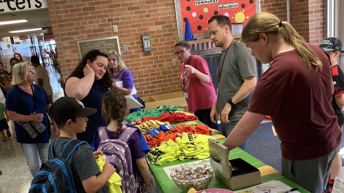 tspayton's tweet photo. It’s open house time at Mississippi Elementary and there is excitement in the air ❤️🦦🖤 @AHSchools https://t.co/XeWYIxAhob