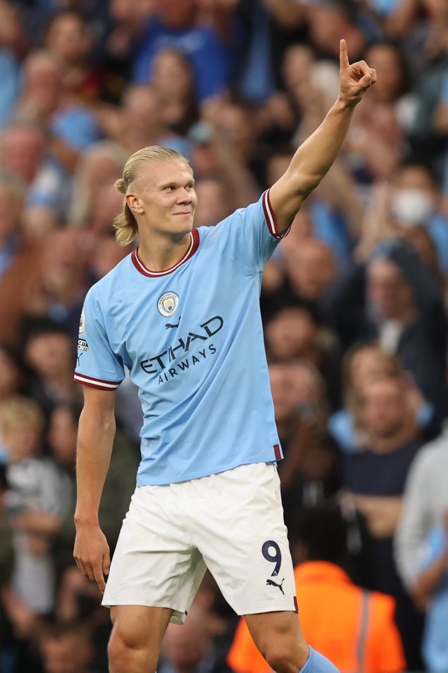 deanobri1968's tweet photo. They tried to write off the big center forward,they tried to say no one plays with them anymore,they tried to say only so many goals come from crosses,because of that we’ve seen some woeful lazy crossing,well ladies and gentlemen let me introduce you to the future of football https://t.co/1HbtMUQrhE