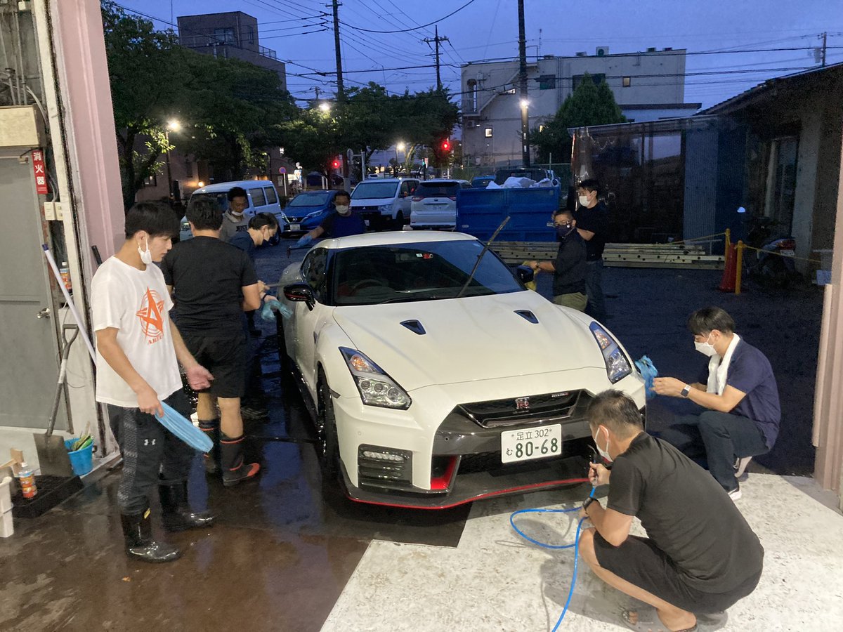 carbell_ito's tweet photo. ただ今、社員総出でオープン��備中!
みんなで新規事業を立ち上げる。
みんな汗だくになる。
みんなの手が真っ黒になる。
そして
みんなで日本一を目指す。
それがカーベルの社風!
#GTR #スカイライン
#R35 #CyberMagazineX
#misha #ajpw50th https://t.co/3PkDunybrT
