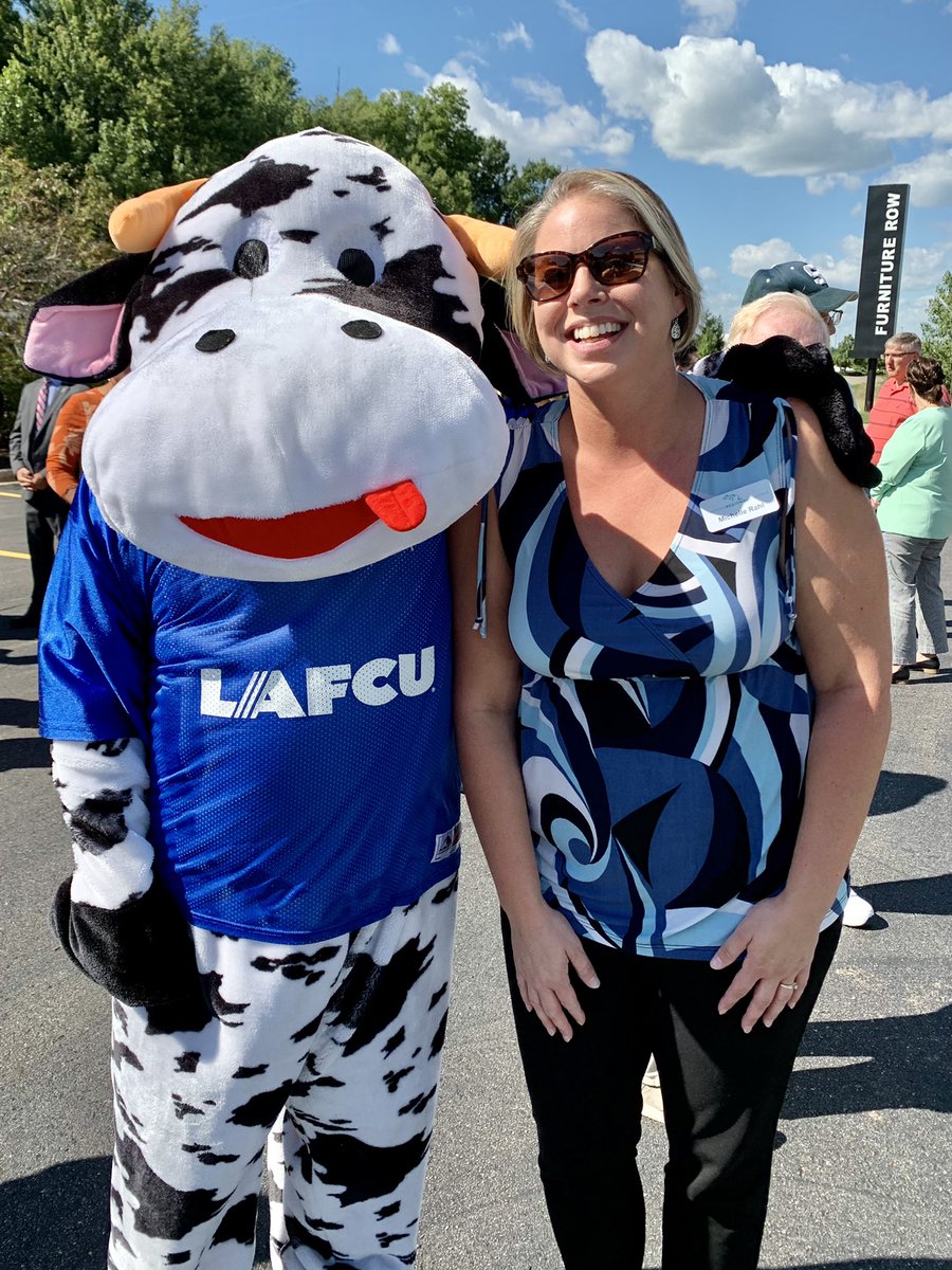 MichelleRahl's tweet photo. A fun @LansingChamber kind of day with a tour of @ManitouPontoons with Capital Area Manufacturing Council and then a ribbon cutting for the newly remodeled lobby for @LAFCULansing https://t.co/u5SjNtT3Ns