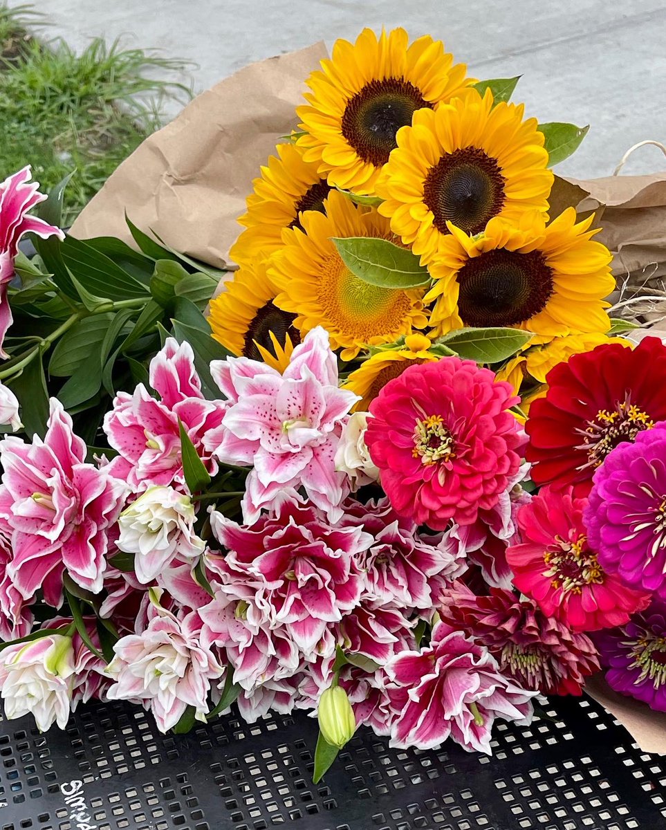 Rick_Bayless's tweet photo. On Sunday mornings, Deann and I go to the farmers market to pick up the *most beautiful* flowers from Heidi @petalsfarm. Then she &amp; her team craft these beautiful arrangements. Last pic is a b’tiful planting on the Frontera patio that I am wild about! Yeah, we really like flowers https://t.co/F8U6RwVVtS