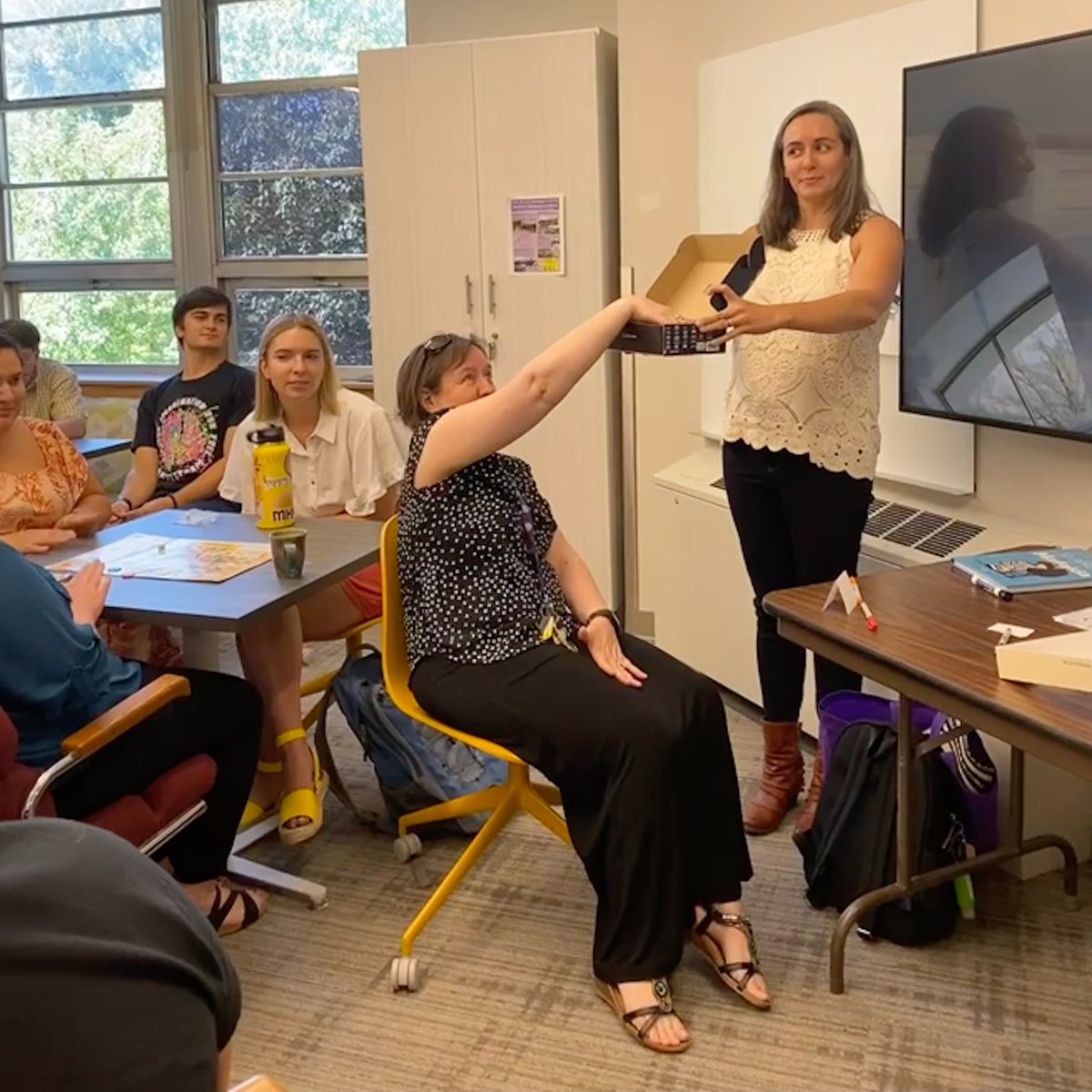 What a fantastic way to kick of the Café Olé conversation hour series for Fall 2022. Congratulations to Jordan for winning the book draw! If you missed out, don't fret! We'll be back again next week and every Wednesday 2-3pm this semester. ¡Hasta la próxima!