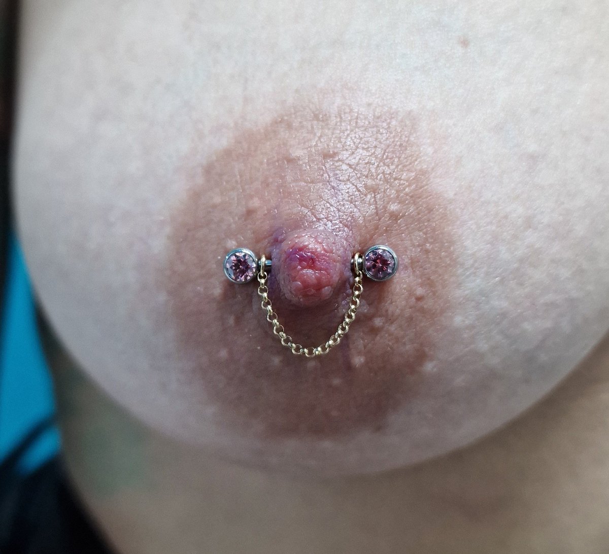 PanzeraStefano's tweet photo. Due nipple eseguiti a mano libera con gioielleria in titanio da impiantologia threadless di neometal e catene in oro 18kt https://t.co/aIwYbVhZOu