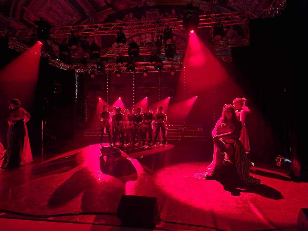 ForwardIsabel's tweet photo. Heading back to London in a couple of days and I cannot believe I'm starting my 2nd year @theurdang ! After an amazing show season and summer I'm looking forward to getting back into training 💖🎭 #triplethreat #performer #London #musicaltheatre #intraining https://t.co/EkHbk8XLvo
