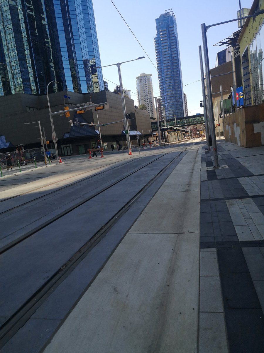 ECryptyd's tweet image. 102 ave looks like catnip for cars...where&apos;s the signage etc ?

#yegdt #valleylinelrt #yeg #yegtransit