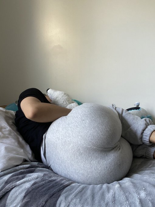 Can someone help me please&hellip;? 🥺 I&rsquo;m stuck in bed and I need help getting up 😖💕 https://t.co/Cul8LAEM4