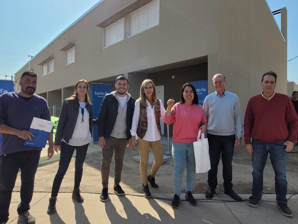 ZorzonTITI's tweet photo. En #SantaFe

Junto al Director Provincial de Vivienda, Edgardo Ragalli entregamos viviendas en Barrio Acería. La construcción de estas unidades habitacionales fue financiada por el Gobierno de la Provincia y contribuye a dar respuesta a la gran demanda habitacional existente. https://t.co/u393TTKfZp