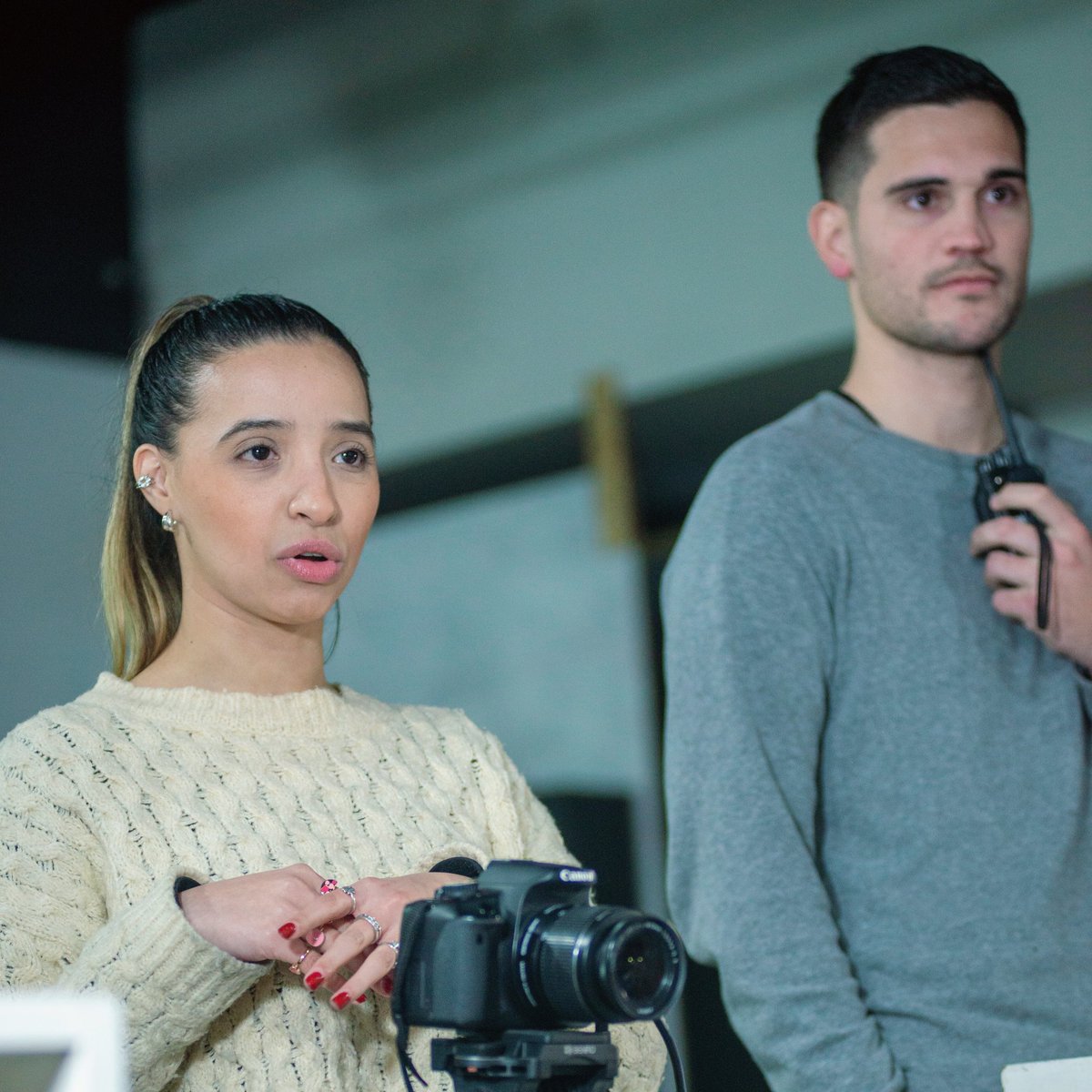 CONDUCCIONDETV's tweet photo. En nuestras clases presenciales, utilizamos elementos claves:
🟣Cámara
🟣Monitor
🟣Handy
🟣Auriculares (Cucaracha)
Para que los alumnos vayan acostumbradose al contexto de un estudio de TV y desarrollen mayores capacidades, que los lleven al próximo nivel profesional.
#TeamCtv 🎙️ https://t.co/puRBiHnGzZ