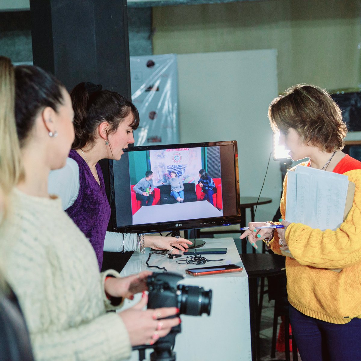 CONDUCCIONDETV's tweet photo. En nuestras clases presenciales, utilizamos elementos claves:
🟣Cámara
🟣Monitor
🟣Handy
🟣Auriculares (Cucaracha)
Para que los alumnos vayan acostumbradose al contexto de un estudio de TV y desarrollen mayores capacidades, que los lleven al próximo nivel profesional.
#TeamCtv 🎙️ https://t.co/puRBiHnGzZ