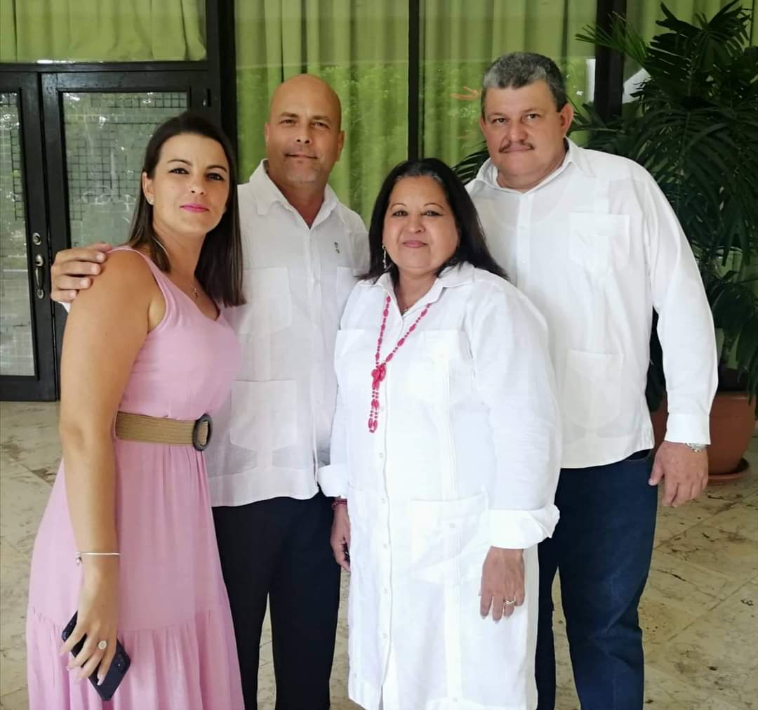 AylinAlvarezG's tweet photo. Esta también es familia, la que la vida y el combate compartido te regala. Yo orgullosa de pertenecer a ella. Todos decimos #códigosí y apostamos por un #CodigoDeLasFamilias donde todas y todos  tengamos nuestro lugar. Nos vemos el 25 de septiembre para darle un SÍ al amor. #Cuba https://t.co/d6YNdoN6iL