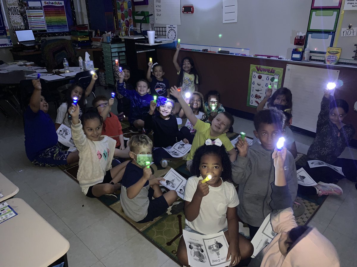 swisd_swe's tweet photo. Ms. Lowery’s first grade class had their first flashlight read using their decodables. The kids loved it. 😍 #RootEdSWE https://t.co/uYI06Edu7a