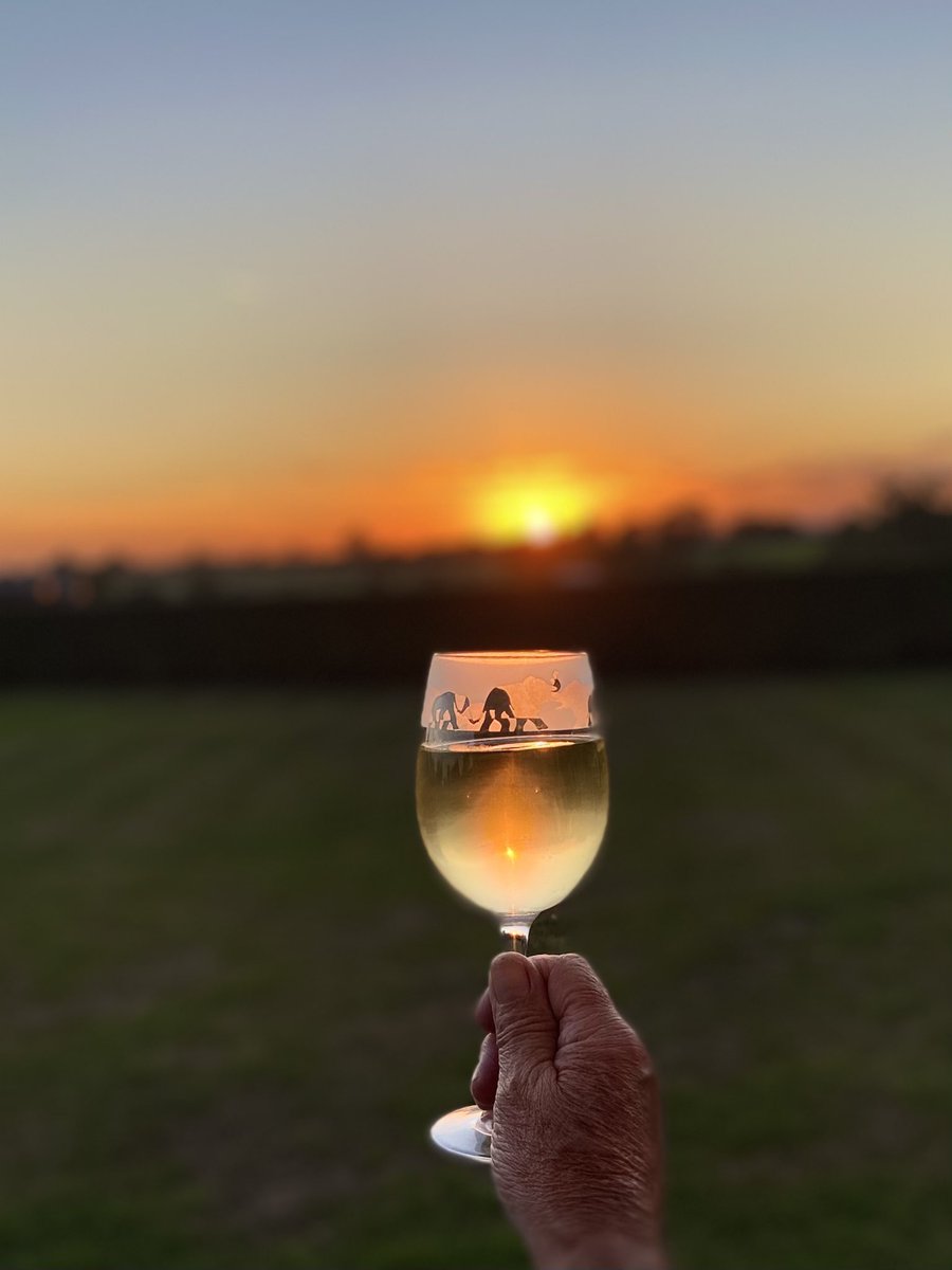 Well it’s time to raise a glass to the last sunset in Hannington ,here’s to September  ☀️☀️😂😂