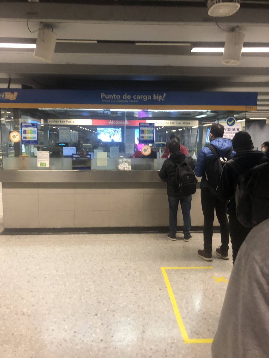 Reta_82's tweet photo. @metrodesantiago fila eterna en alcantara para el cajero y para cargar la bip en horario punta linda la cosa https://t.co/eF7LMwi79i