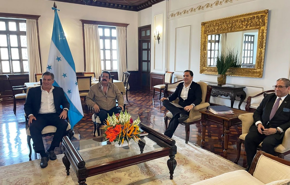 myibrin's tweet photo. En reunión con el secretario privado de la Presidencia, @HectorZelaya y el ex presidente @manuelzr, se reafirmó el trabajo entre Sector Privado y Gobierno, reconociendo que el SP es el motor generador de empleo en el país. Además se recalcó el respeto por la Seguridad Jurídica. https://t.co/Z2TQQsYxWW