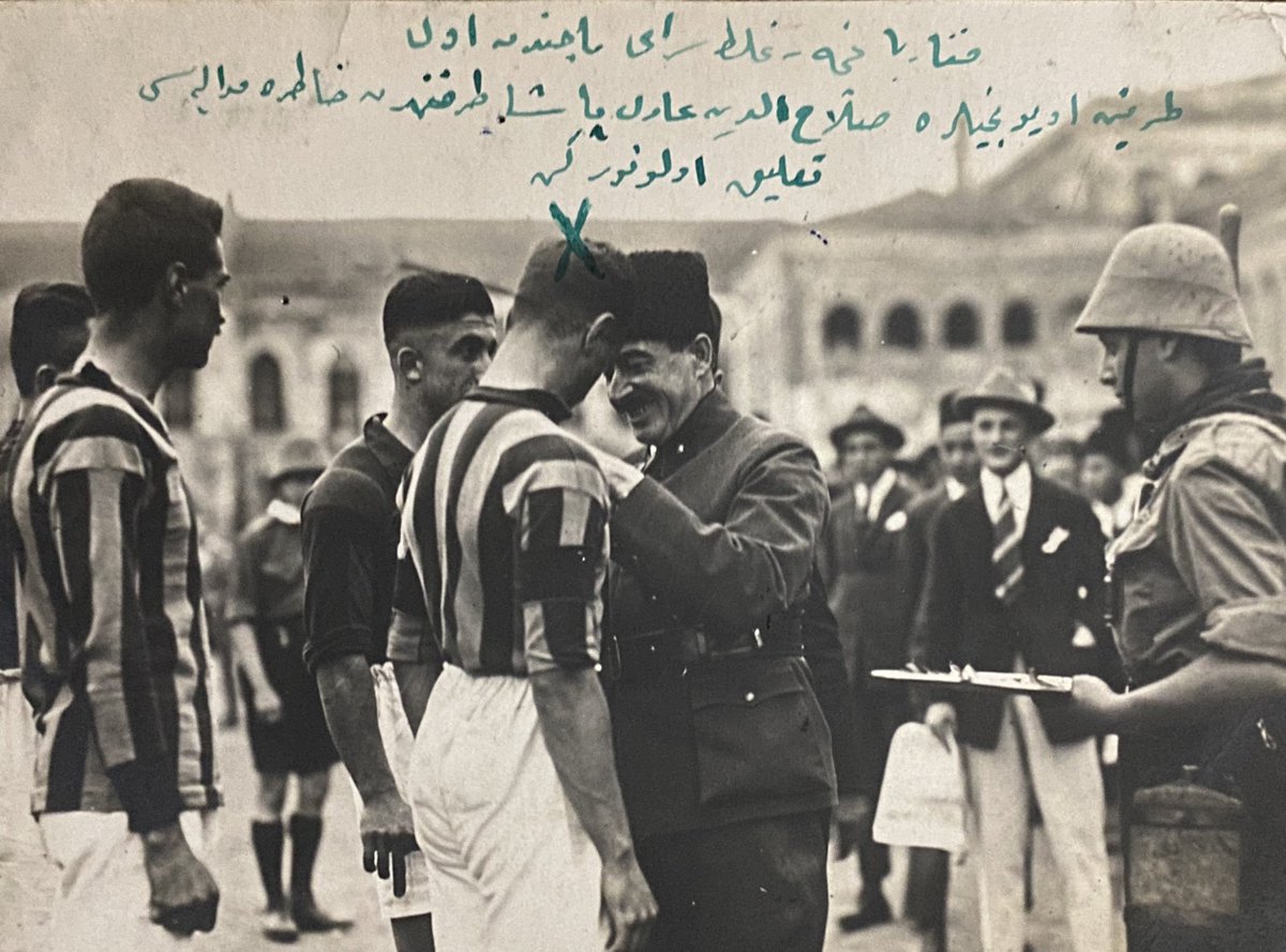 “Fenerbahçe - Galatasaray maçından evvel tarafeyn oyunculara Selahattin Adil Paşa tarafından hatıra madalyası tâlik olunurken”, 1923. (Şevket Rado Arşivi’nden)
