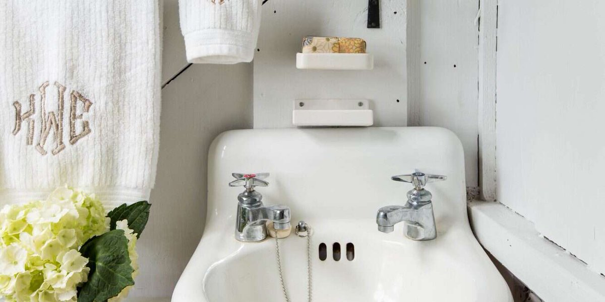 MrRogersGroup's tweet photo. The golden rule for maximizing space in a small bathroom is to use vertical storage. #bathroomdesign #interiorstyle  https://t.co/xT3wU4lfKi https://t.co/0c9nlD39ja