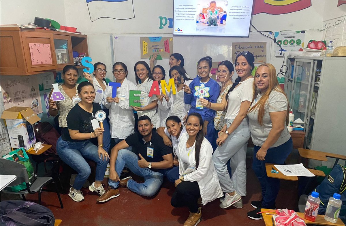 karizaperez's tweet photo. Maestros empoderados! Vivimos nuestra STS como verdaderos #investigadoresSTEAM ���👩‍🏭🎭🧮 juntos hacia la transformación pedagógica. Aprender haciendo! @PTA_Colombia https://t.co/FBXGBqn0ux