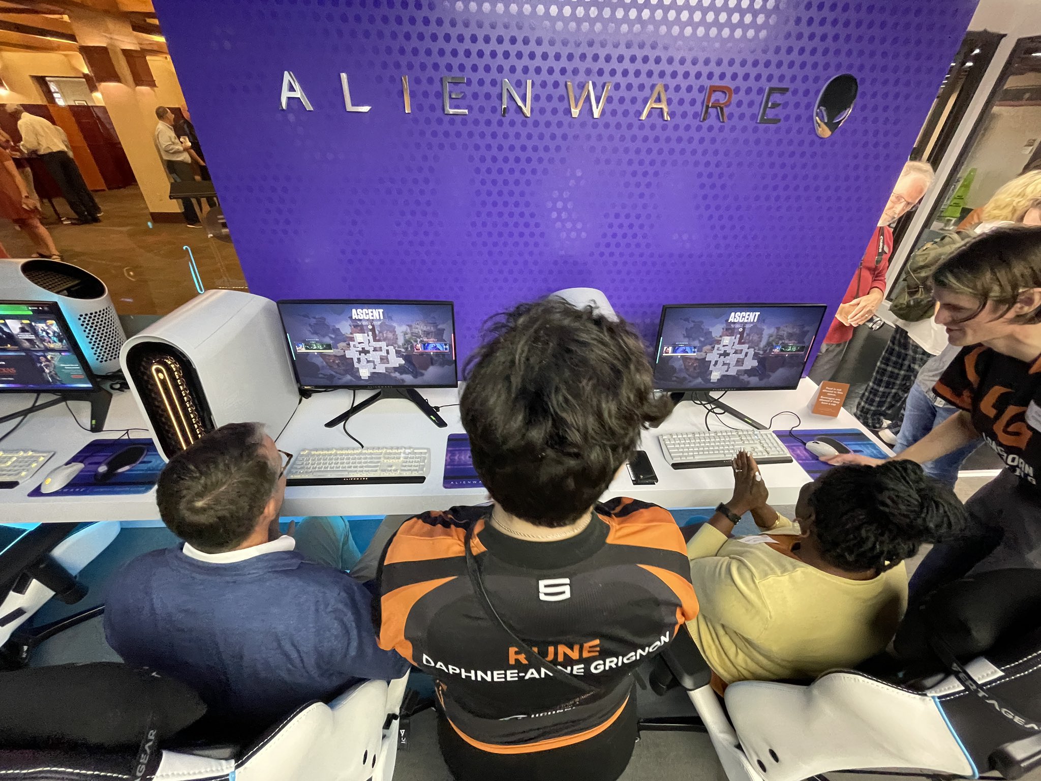 Gaming President Simone'S Twitch Adventure - w0liaeg