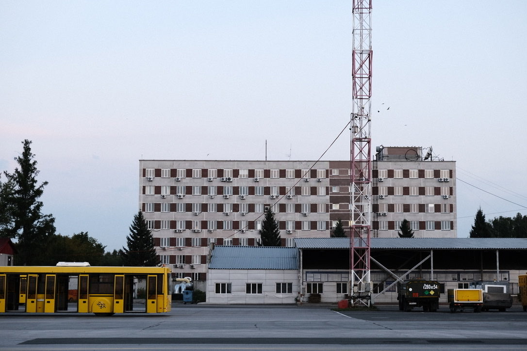 quite a random photo taken just after landing in #Novosibirsk

#architecture #urbanphotography #urbanism #city #airport #aviation #traffic #transport #minimal #photography #nsk #новосибирск