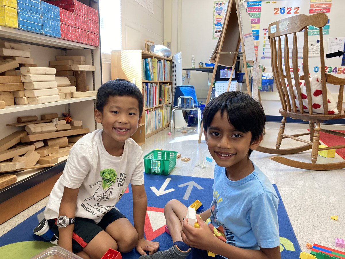 MsRuttenbergFH's tweet photo. Making friends in kindergarten 😍#fhhighlights https://t.co/T6kMaS5L55