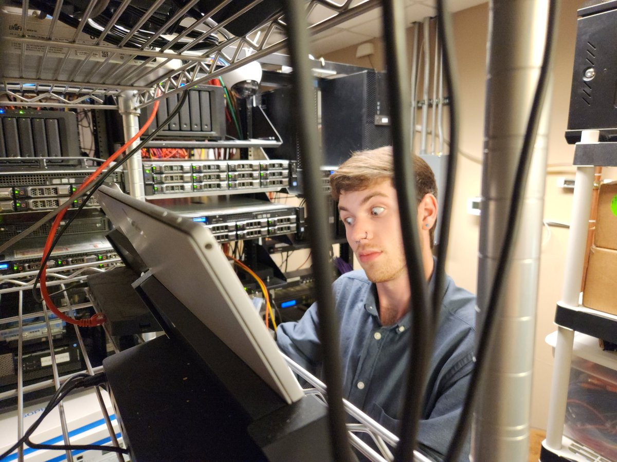 _Carter139's tweet photo. Please enjoy these stock IT guy photos of me @ work https://t.co/DLpmku6UVT