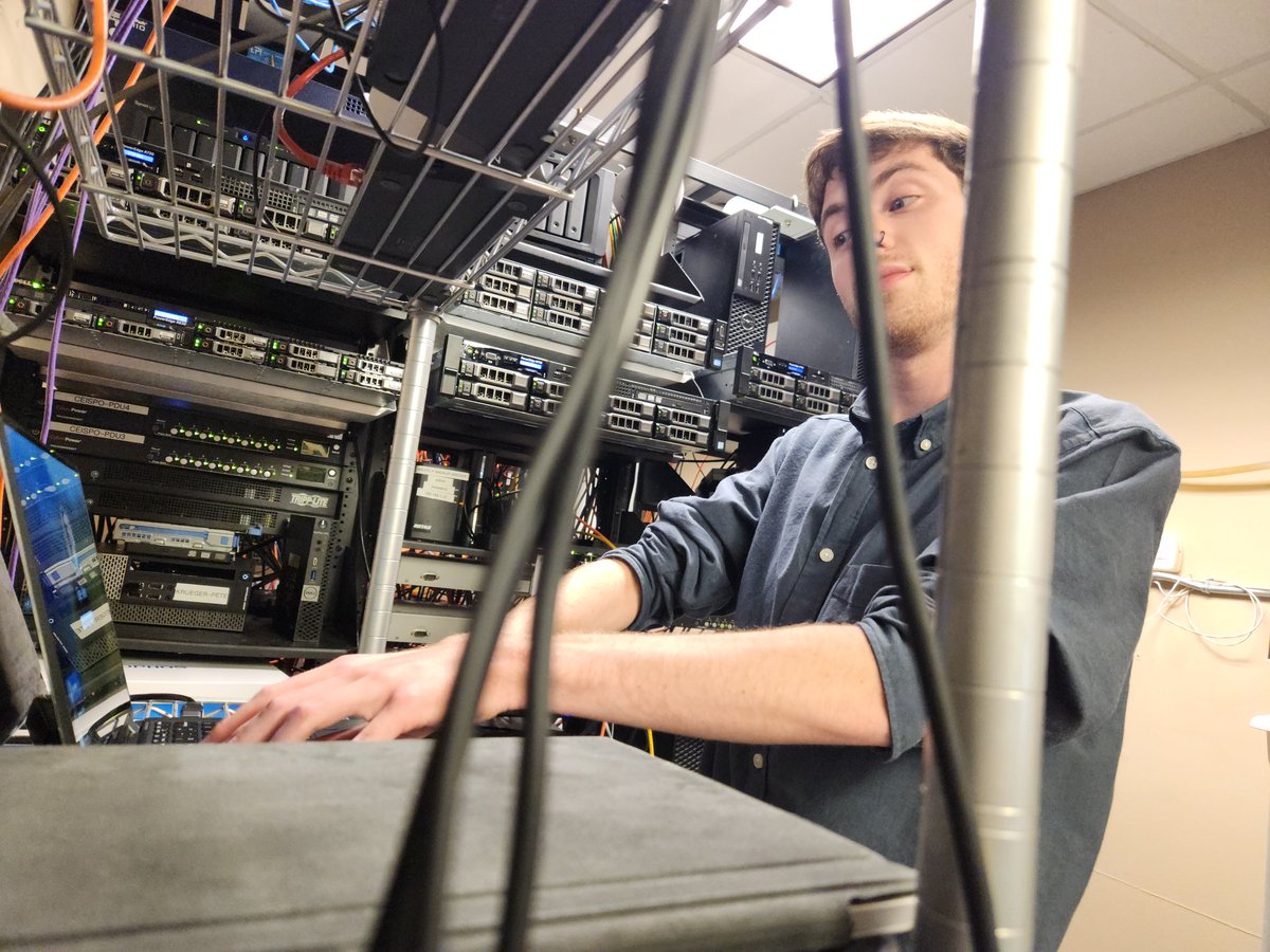 _Carter139's tweet photo. Please enjoy these stock IT guy photos of me @ work https://t.co/DLpmku6UVT