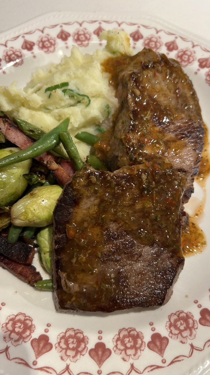 PedroLambertini's tweet photo. Bife con puré y ✨✨✨
Malbec Contra Cara de @BodegasCallia 🍷 #volveravos https://t.co/Wzb6BpzZoK https://t.co/zuqzLwTzGK