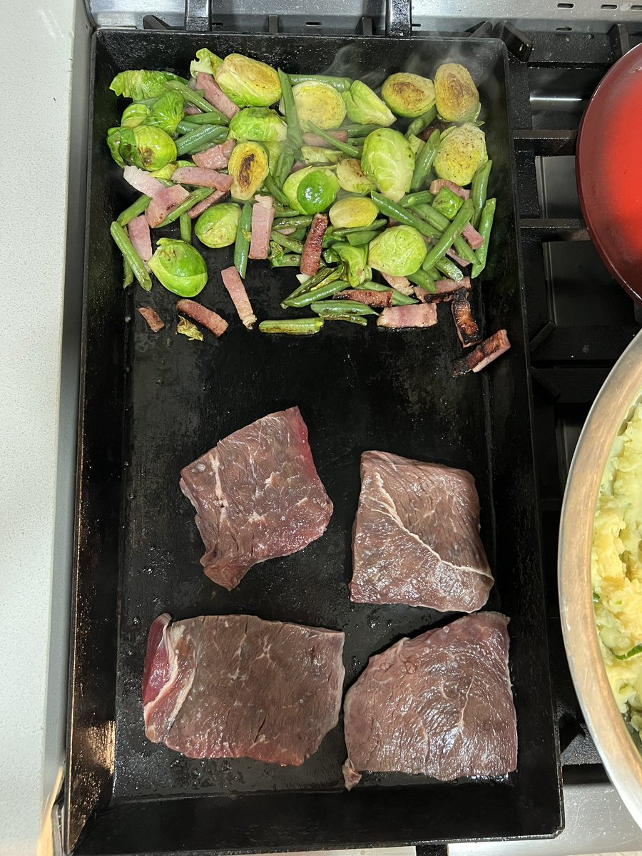 PedroLambertini's tweet photo. Bife con puré y ✨✨✨
Malbec Contra Cara de @BodegasCallia 🍷 #volveravos https://t.co/Wzb6BpzZoK https://t.co/zuqzLwTzGK