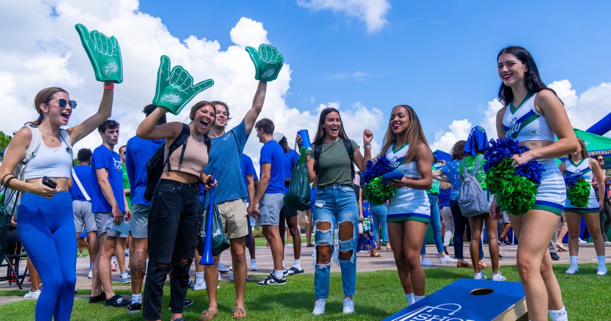fgcu's tweet photo. The College Colors Day event was amazing! We loved seeing your #EaglePride! 💚💙 #WeBleedGreenAndBlue https://t.co/ILOmVIZOVD
