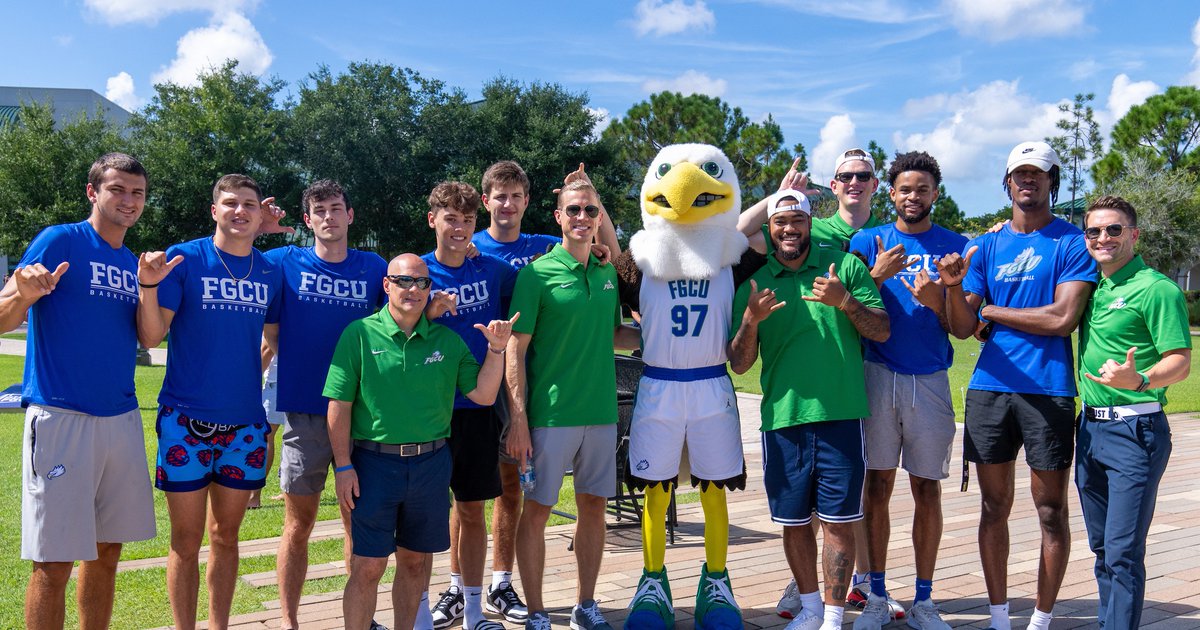 fgcu's tweet photo. The College Colors Day event was amazing! We loved seeing your #EaglePride! 💚💙 #WeBleedGreenAndBlue https://t.co/ILOmVIZOVD