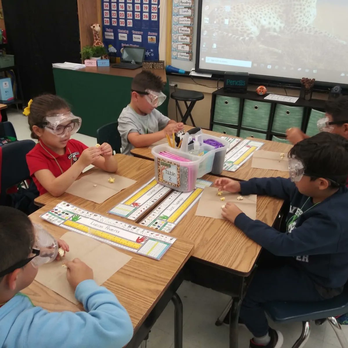 EvergladesK8's tweet photo. Got Popcorn? 🍿  What better way to learn about the Five Senses while having a yummy snack?  We ❤️ First Grade! Thank you, Ms. Garcia! #TogetherWeSoar1721 #StrongerTogether @suptdotres @mdcps_central @driera99 @mdcps_steam_ @mdcps_sciencedept https://t.co/GLhz80w64i