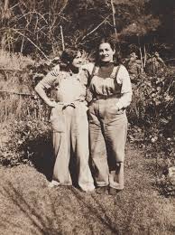 Ah, primavera! 

September 1, the birthday of Australian writer, Eve Langley (1904-1974), author of The Pea Pickers and White Topee, two of the most original, extraordinary, beautiful, funny, and neglected books in #AustralianLiterature
seen here with her sister June.