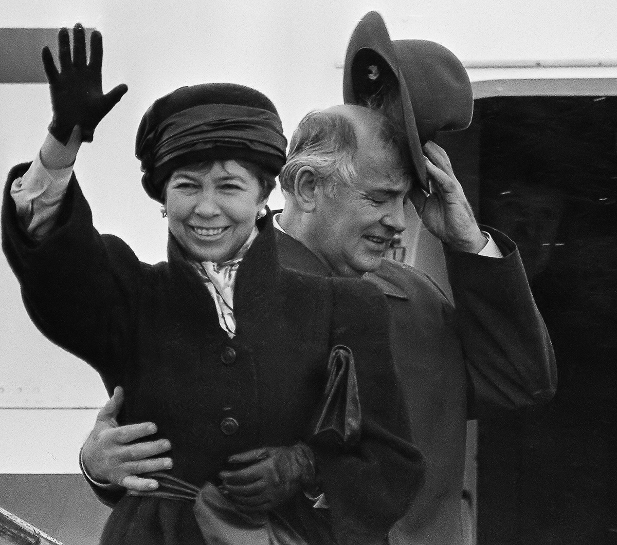 nickdidlick's tweet photo. Sorry to hear of the passing of Mikhail Gorbachev pictured here holding onto his hat and the waist of his wife Raisa in spite of driving wind and rain as they board Ilyushing-62 at end of a summit in Reykjavik October 13, 1986. REUTERS/Nick Didlick #SovietUnion #summit #Reyk ... https://t.co/OoibhwC1LW
