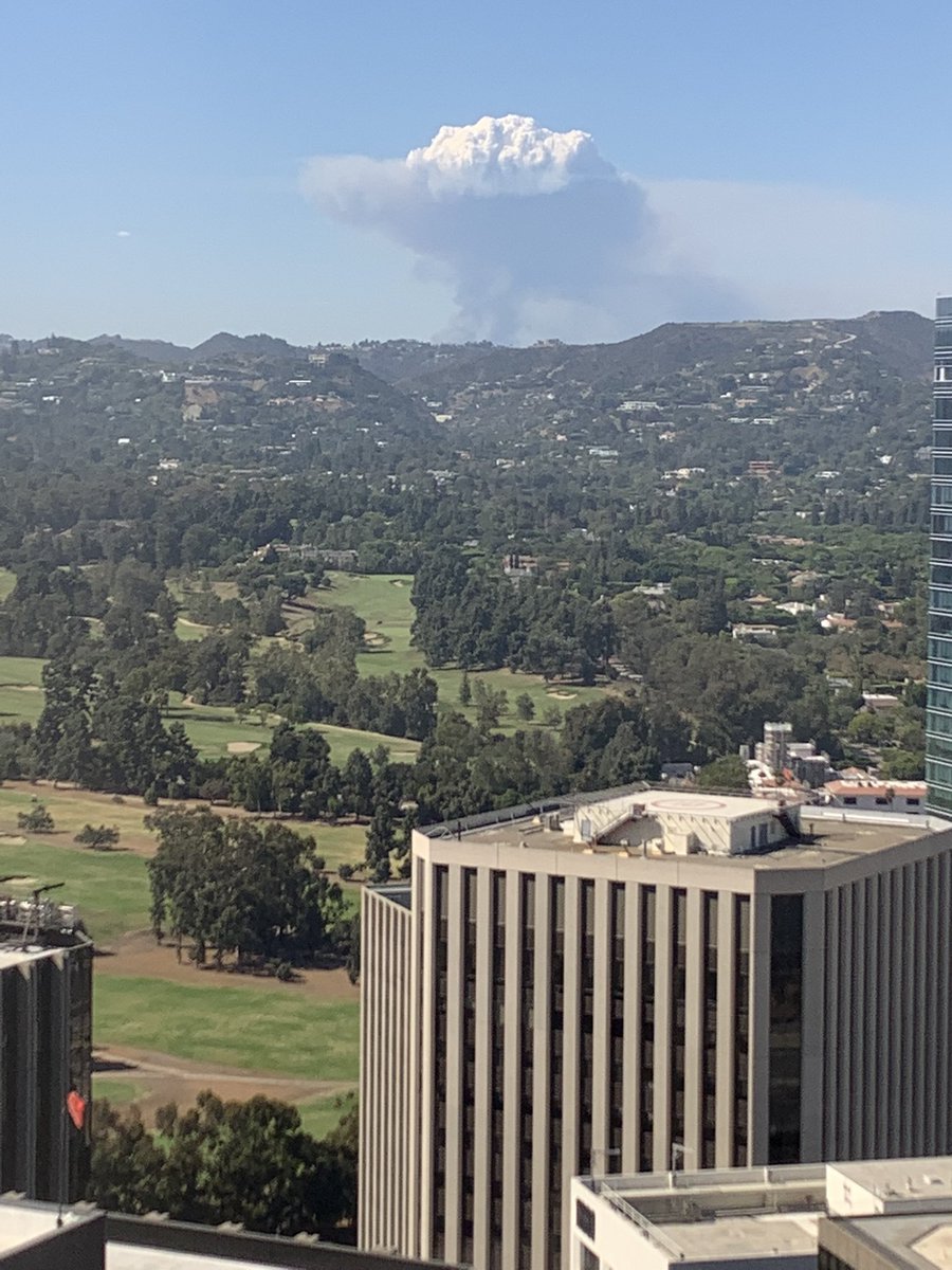 #RouteFire growing in Castaic, north of San Fernando Valley in LA. View now from other side of the Santa Monica Mtns looking north.