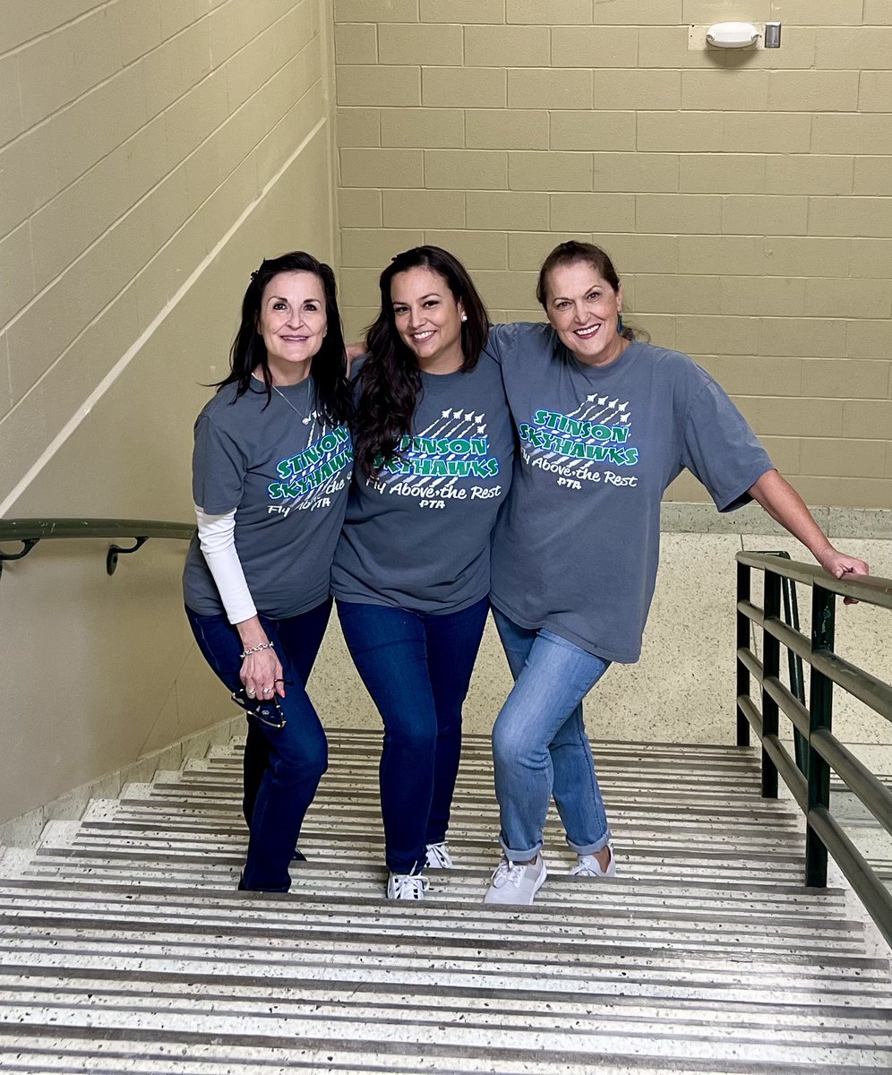 MsGarcia65's tweet photo. Multiples day for #howdyweek 🤠 #flyabovetherest ✈️ #youdontscareme 😱 #iteachmiddleschool 👊 #skyhawkpride 💙💚 #APStin ✨ #imsogladwehadthistimetogether ⏳ https://t.co/s4yd67Iq3O