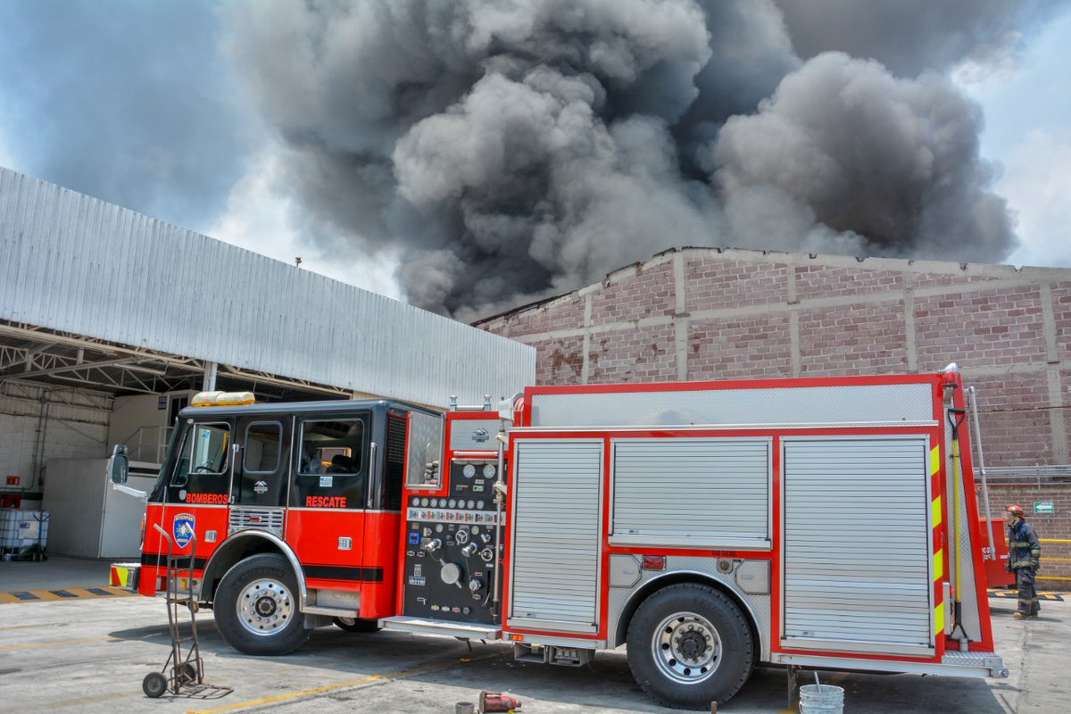 EdomexRed's tweet photo. #Bomberos de #Atizapán de Zaragoza, ayudaron a #sofocar el #incendio de una #fabrica de maquillaje en #Tultitlan. https://t.co/U7Avvvj96x