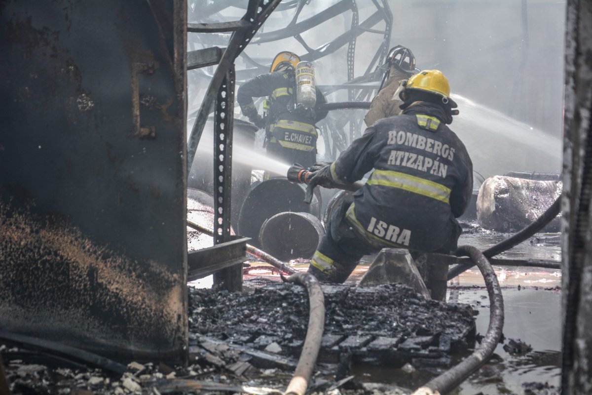 EdomexRed's tweet photo. #Bomberos de #Atizapán de Zaragoza, ayudaron a #sofocar el #incendio de una #fabrica de maquillaje en #Tultitlan. https://t.co/U7Avvvj96x