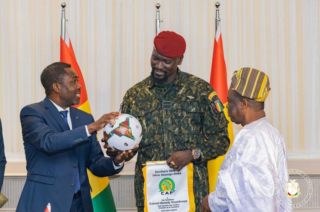 BeaDiallo's tweet photo. Très heureux et honoré d’accueillir dans nos murs une importante délégation de la Confédération Africaine de Football, portée par le secrétaire général, Monsieur Verong Mosengo-Omba, les membres du comité exécutif Monsieur Mathurin De Chacus et Monsieur Mustapha Ishola Raji. https://t.co/UIKZYCVWYA