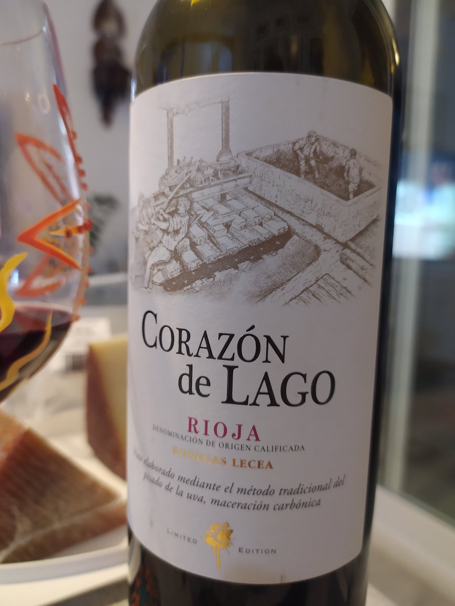 Este es uno de los mejores vinos que he probado en mi ruta por La Rioja y Rioja Alavesa.
Hecho según la tradición, con uva pisada de verdad. 
Hay que visitar <a href="/BodegasLecea/">Bodegas Lecea</a> y probarlo.

Magnífico! Chapeau !