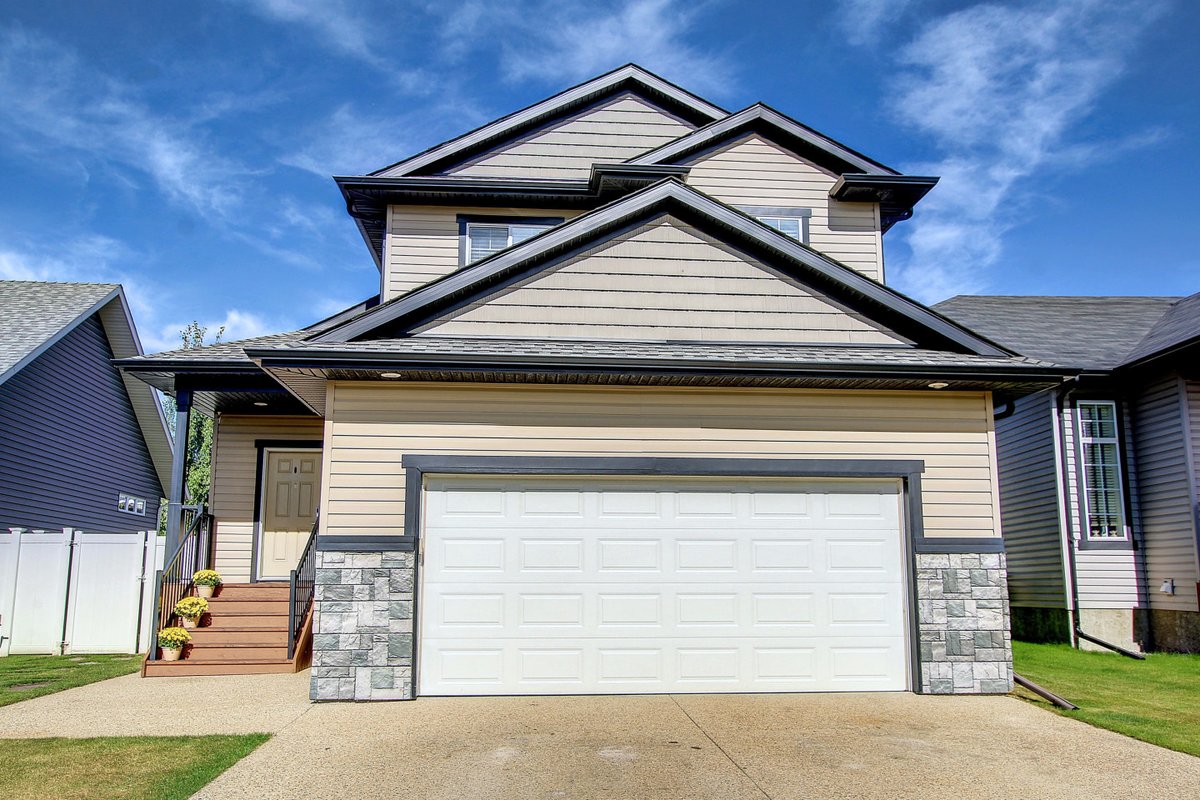 Michell2Sell's tweet image. NEW LISTING!!  4 bdrm/4 bath two-storey ~ Fully Finished ~ Heated Garage ~ Vinyl Fence ~ $424,900  #Michelle2Sell  @remax #reddeer