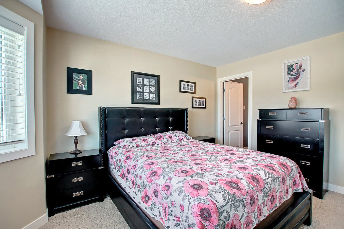 Michell2Sell's tweet image. NEW LISTING!!  4 bdrm/4 bath two-storey ~ Fully Finished ~ Heated Garage ~ Vinyl Fence ~ $424,900  #Michelle2Sell  @remax #reddeer