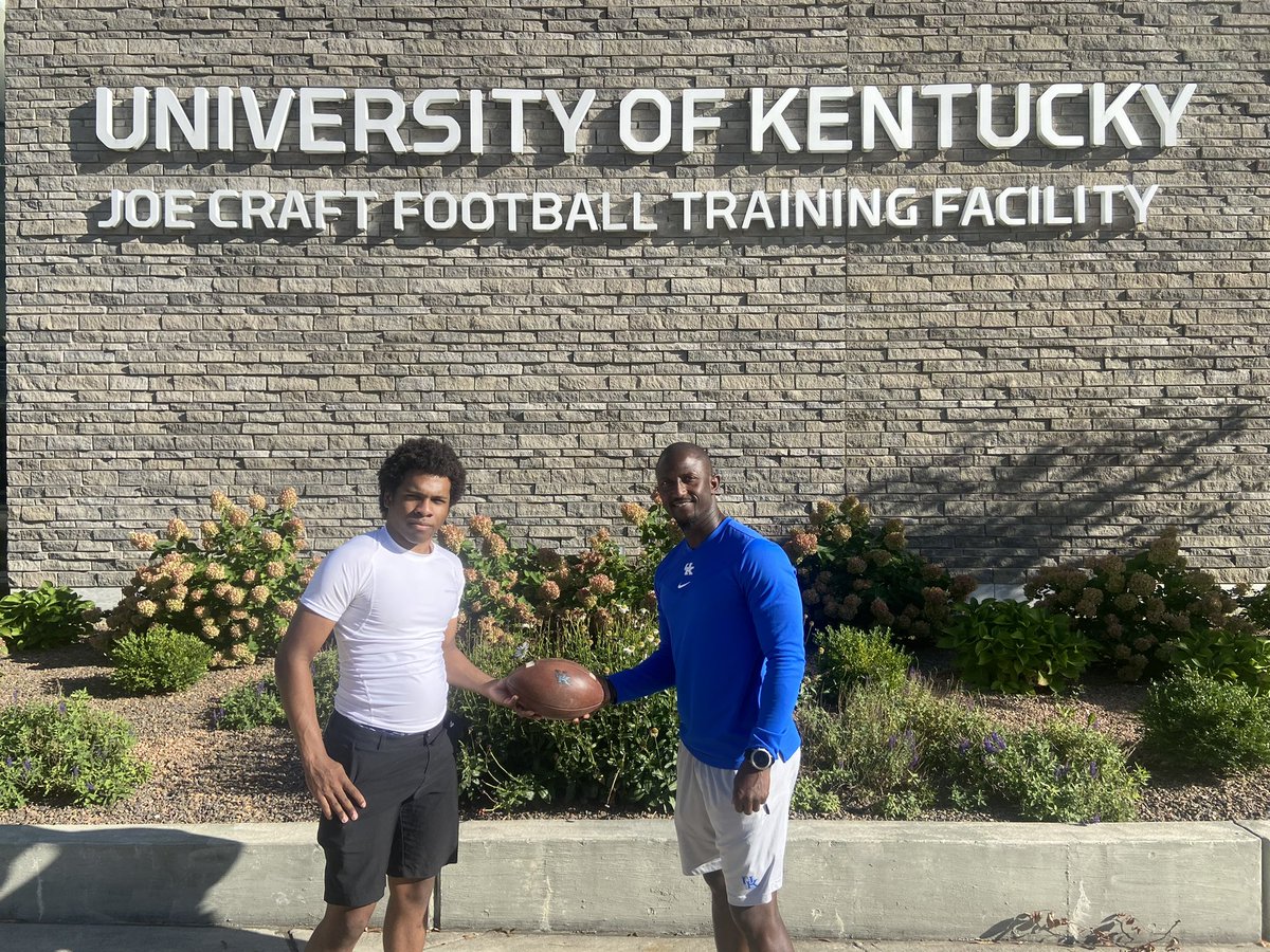 FBDiplomats's tweet photo. Real southern hospitality and a tour of the incredible @UKFootball facilities today. Thanks to everyone on the team for a warm welcome and supporting Ukraine 🇺🇦 
#FootballsforFreedom #BringIt https://t.co/F4xYsWrpZm