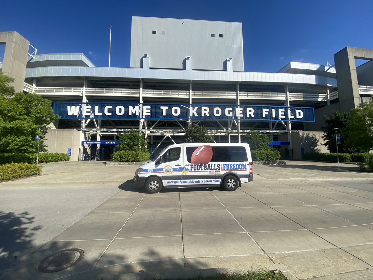 FBDiplomats's tweet photo. Real southern hospitality and a tour of the incredible @UKFootball facilities today. Thanks to everyone on the team for a warm welcome and supporting Ukraine 🇺🇦 
#FootballsforFreedom #BringIt https://t.co/F4xYsWrpZm