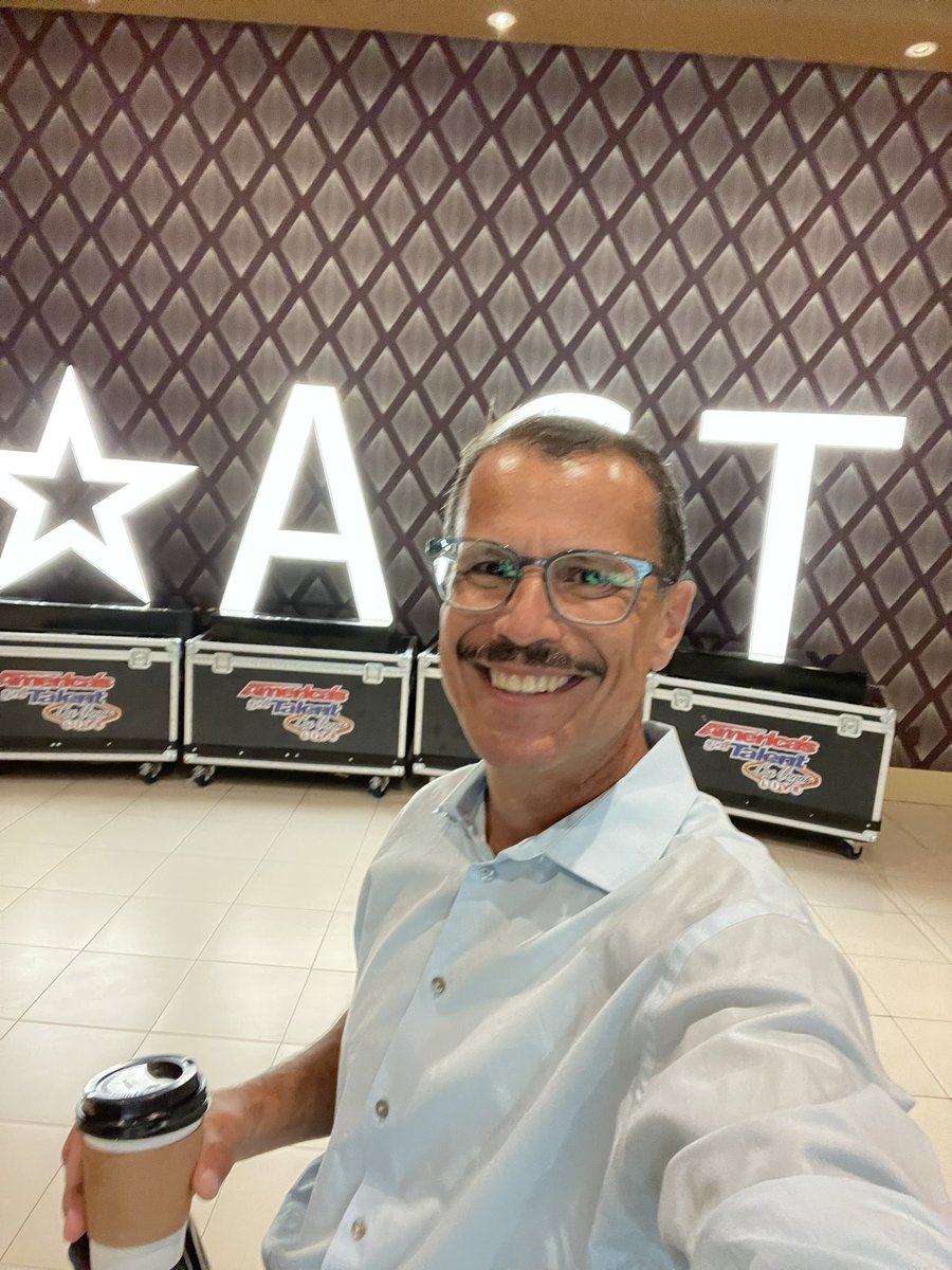 bigalsette's tweet photo. Just another fan looking forward to the next amazing act 😃 #AGT #Luxor https://t.co/LLCRc60Krw